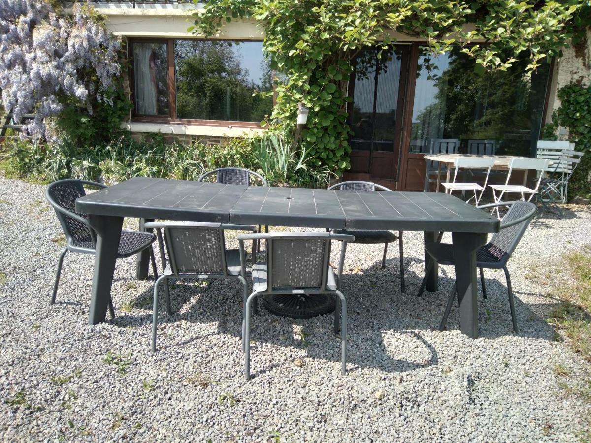 Dinant La Bergeronnette Avec La Chaleur Du Feu De Bois Et Le Jardin Exterior foto