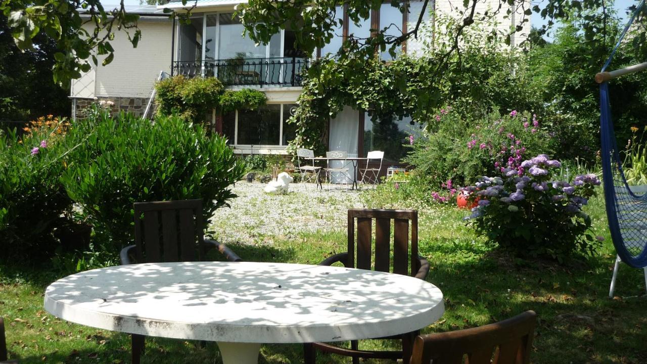Dinant La Bergeronnette Avec La Chaleur Du Feu De Bois Et Le Jardin Exterior foto